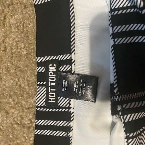 Hot topic skirt - Picture 2 of 2